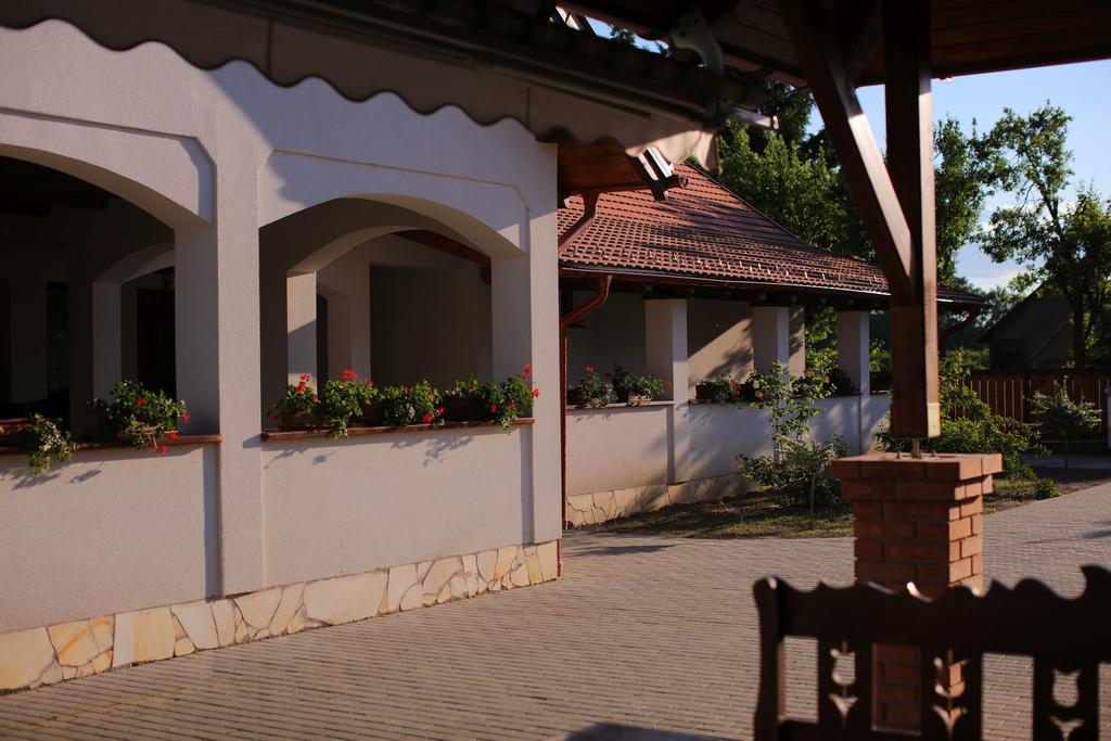 Hotel Csaronda Vendeghaz à Csaroda Extérieur photo